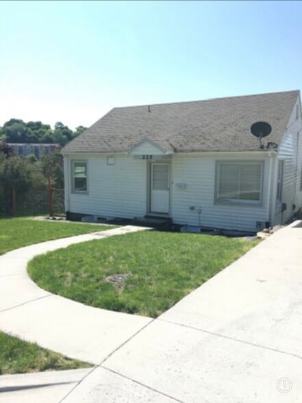 Building Photo - 225 NW Harrison St