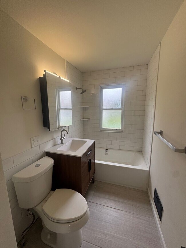 Building Photo - Charming 3-Bedroom Property in Prime Location