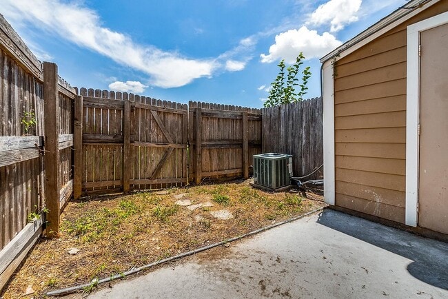 Building Photo - MOVE IN READY