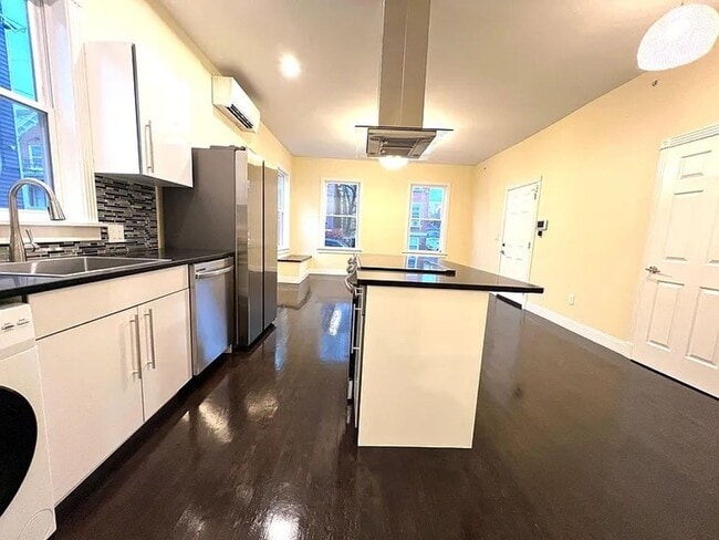 Building Photo - Newly Renovated 3 Bedroom Apartment - Poug...