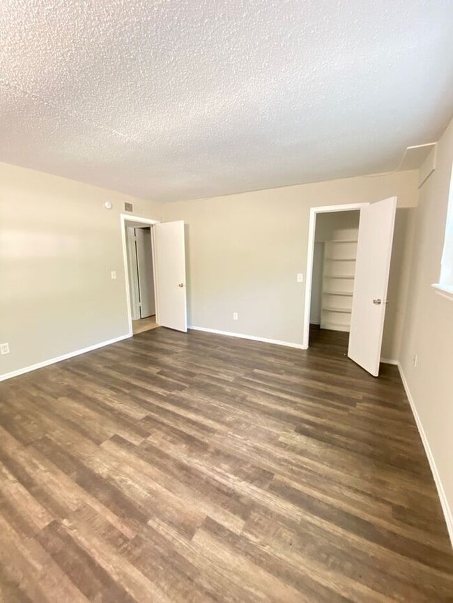 Building Photo - Large 1 BED 1 BATH