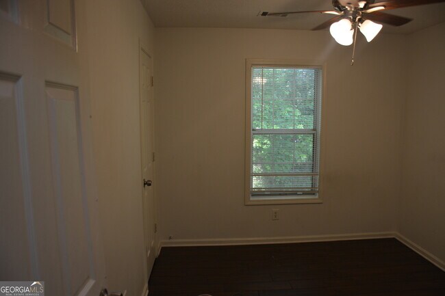 Building Photo - 5887 Mistyview Dr