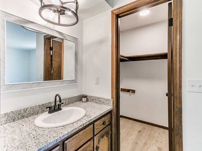 Building Photo - Clador