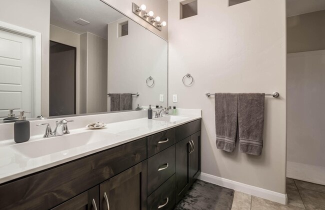 Building Photo - Red Mountain Jewel!  WITH SOLAR PANELS!!