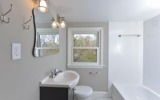Building Photo - Newly Renovated 3 Bed 3 Bath in Desirable ...