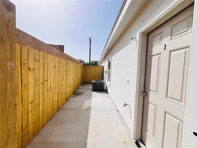 Building Photo - 12610 N 33rd Ln