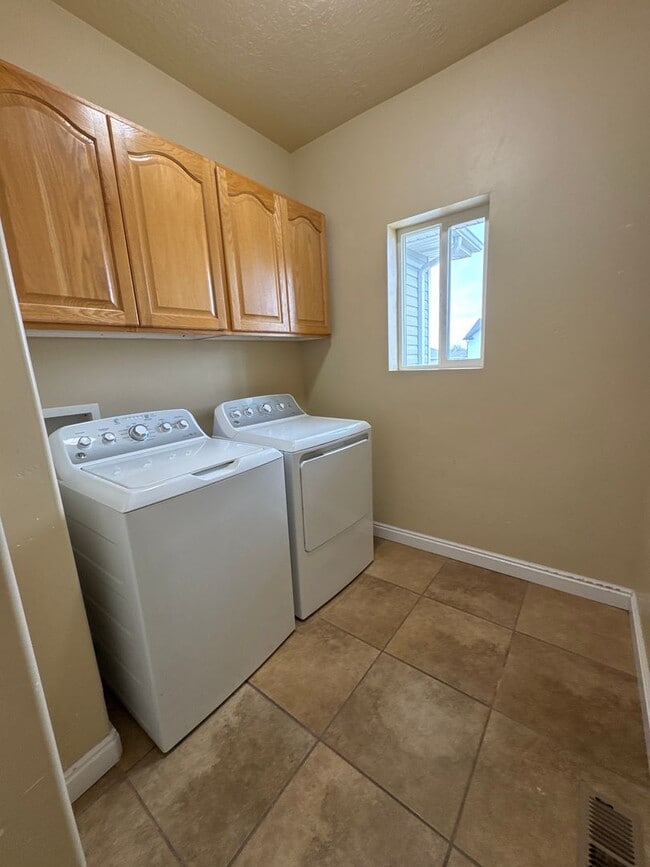 Building Photo - Beautiful 6 bedroom Single Family Home