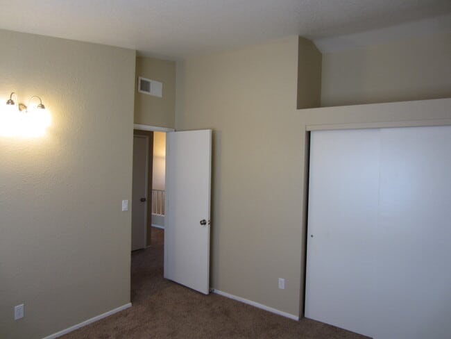 Building Photo - Convenient Northwest 4 Bedroom 3 Bath with Use of Community Pools