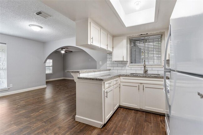 Building Photo - 4514 Oak Shadows Dr