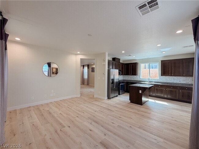 Building Photo - 10150 W Glen Aire Ave