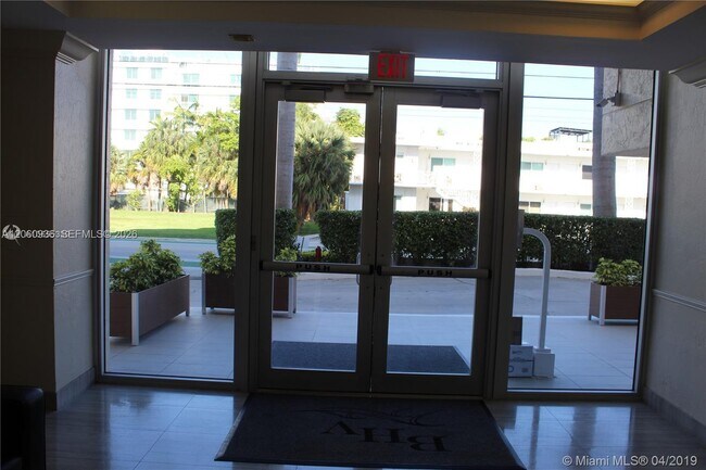 Building Photo - 10140 W Bay Harbor Dr