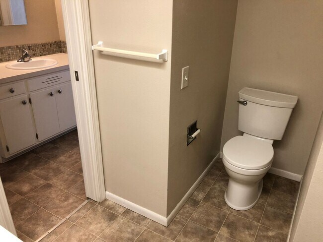 Building Photo - Updated 3 bedroom 1 1/2 bath home in a gre...