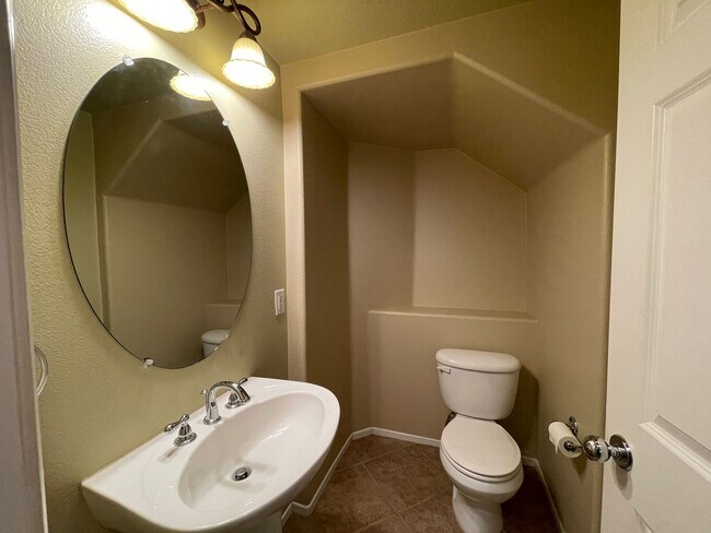 Building Photo - 3 bedroom, 2.5 bath Home located in the Gated College Lane Community in Redlands, CA