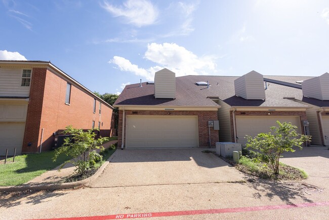 Building Photo - Brand New Townhome