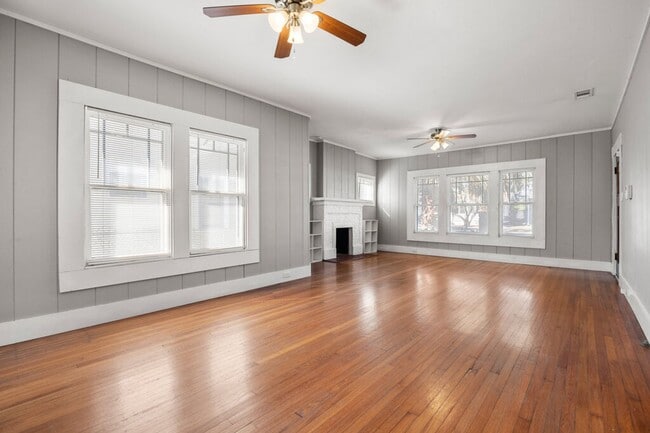 Building Photo - Historic craftsman style home located in T...
