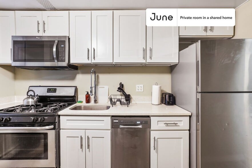 Building Photo - Room in Shared 3 bed/2 bath home