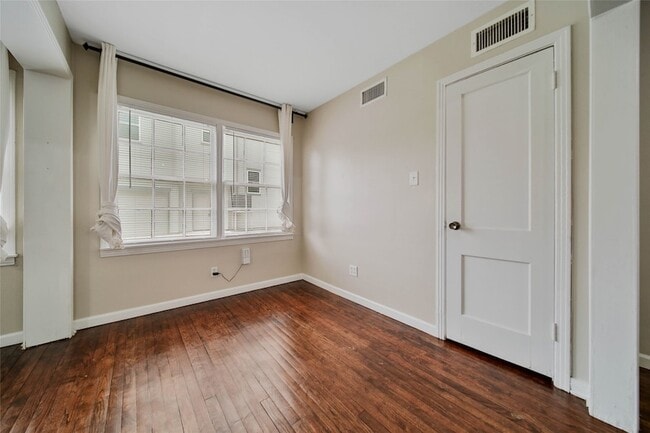 Building Photo - 4505 Larch Ln