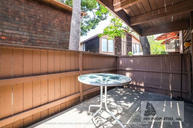 Building Photo - Beautifully Remodeled Unit Available Now!