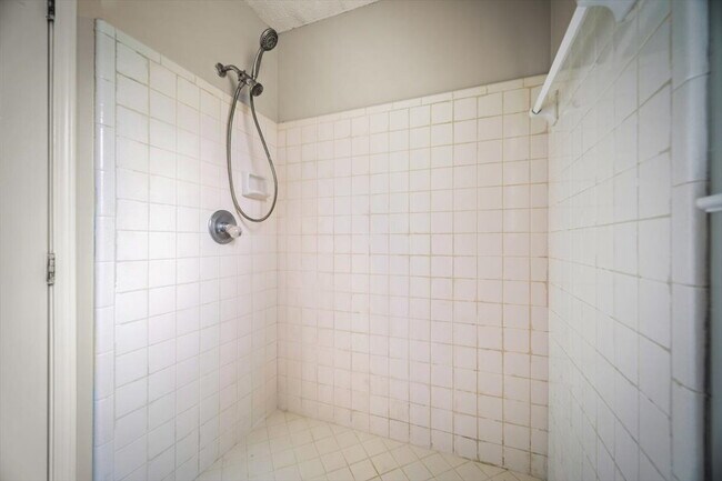 Building Photo - Charming 3-Bedroom, 2-bathroom Gem Awaits!