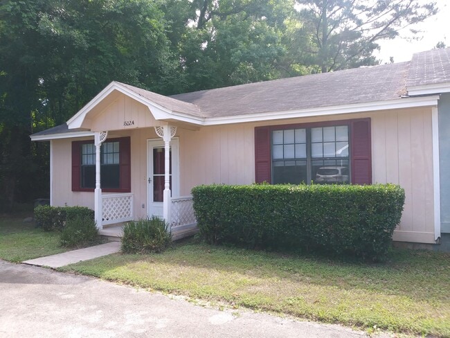 Building Photo - 1602 Carolwood Ct