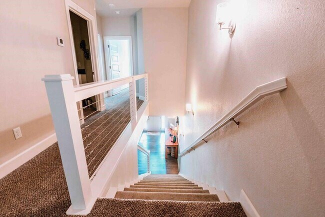 Building Photo - 406 NW Retreat Ln