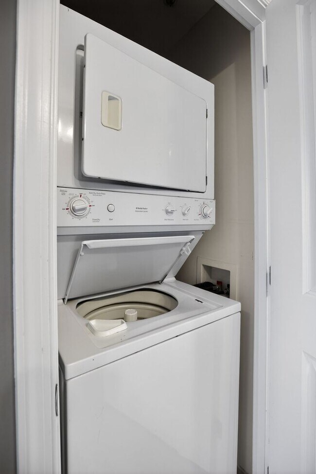 Building Photo - 155 Potomac Psge