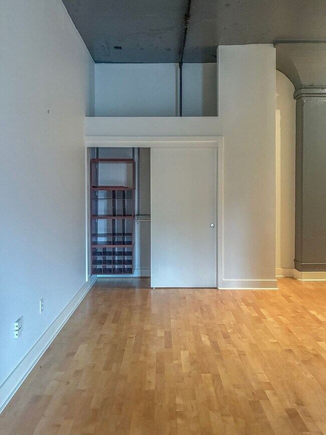 Building Photo - North Block Studio Available Now !!