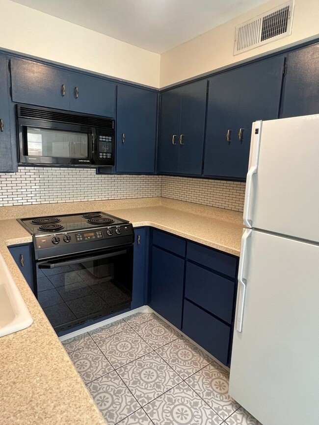 Building Photo - All Utilities Included! Charming 2-Bedroom...