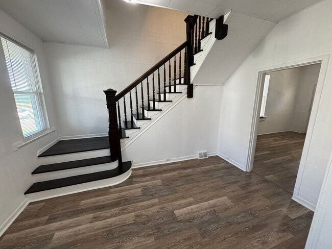 Building Photo - Enormous Completely Updated 4-Bedroom 1-Ba...