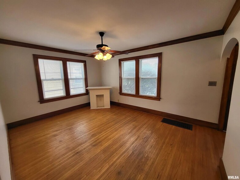 Building Photo - 1021 W Hanssler Pl