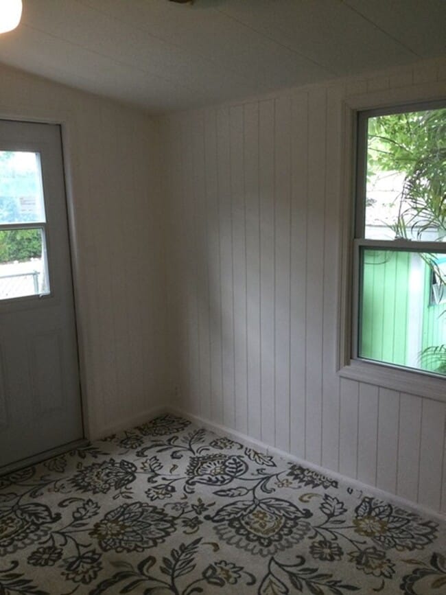 Building Photo - 2 Bedroom 1 Bath Home Located in Seaside R...