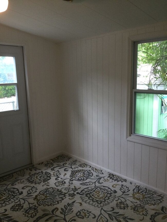 Building Photo - Updated 2 Bedroom 1 Bath Home Located in S...