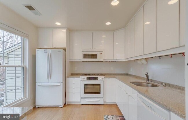 Building Photo - 7046 Falls Reach Dr