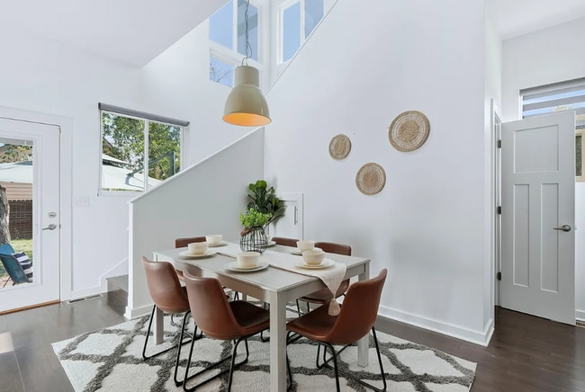 Building Photo - Beautiful 3 Bedroom 2.5 Bathroom Home!