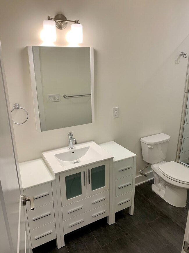 Building Photo - Stunning 2-Bed Condo with Private Roof Deck in Norris Square! Available mid-July!