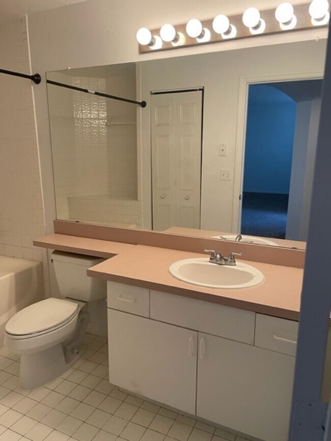 Building Photo - Luxury property. One bedroom condo