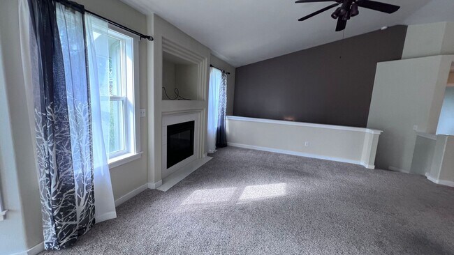 Building Photo - Spacious 4 Bed/3 Bath with Finished Baseme...