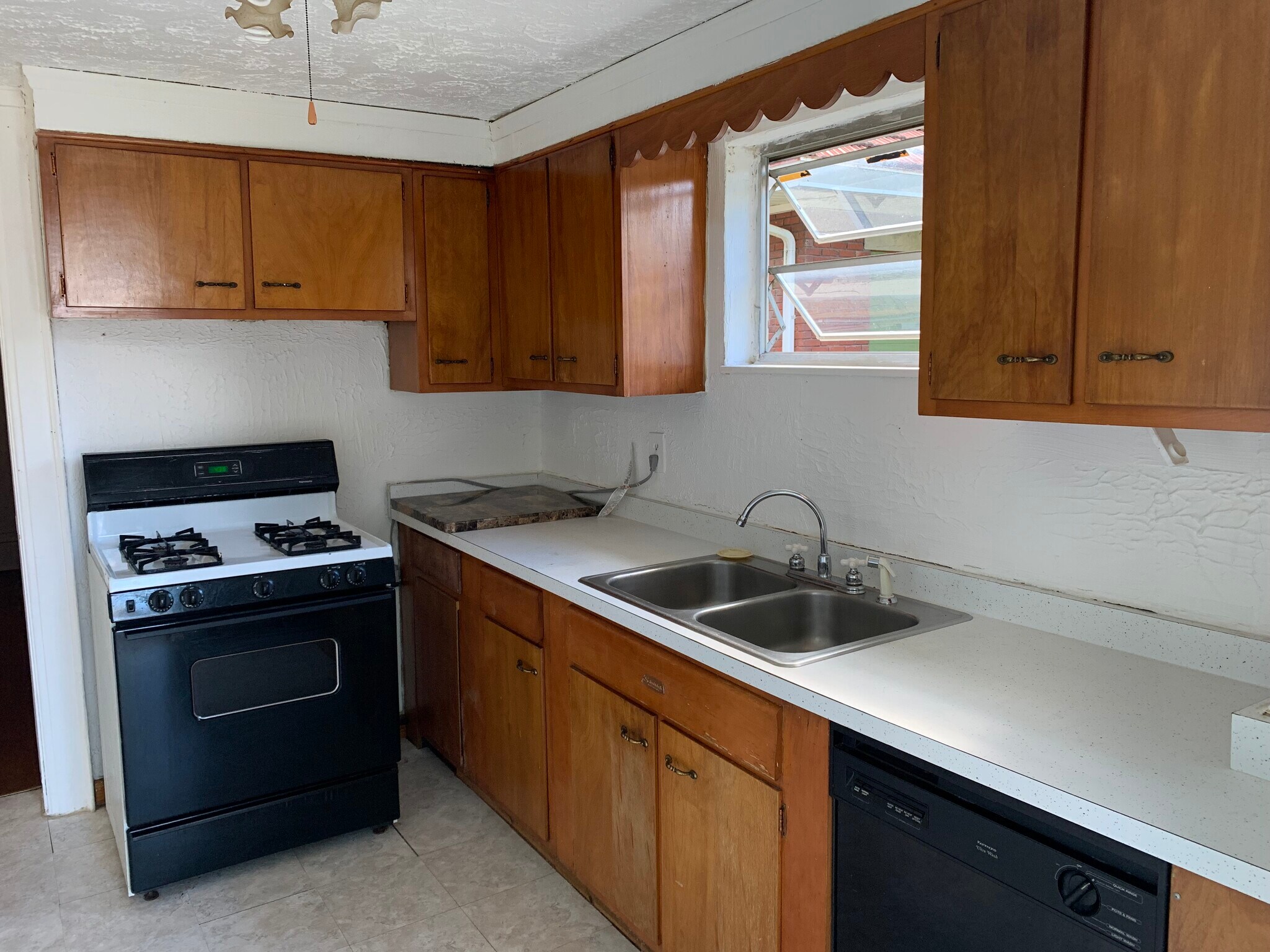 Kitchen 1 - 1542 Quarrier St