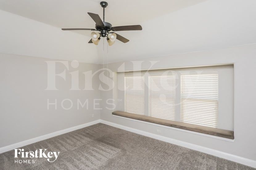 Building Photo - 528 Sagebrush Ln