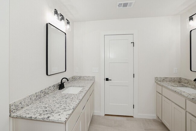 Building Photo - 8813 Oakleaf Ct