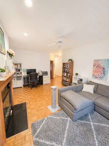 Building Photo - 4229 N Kenmore Ave