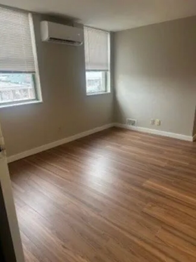 Building Photo - 321 Ella St