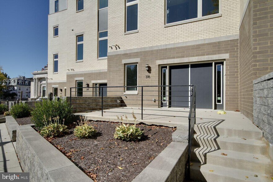 Building Photo - 312 Green Ln
