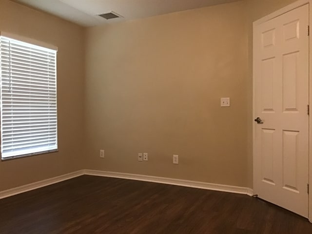 Building Photo - 5731 NW Zenith Dr