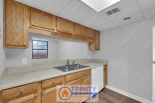 Building Photo - Coming Soon! Newly updated and spacious!