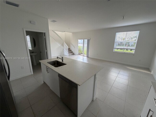 Building Photo - 2464 SE 24th Ct