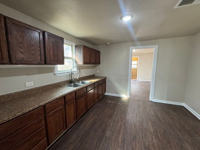 Building Photo - 3 Bed / 2 Bath Home in South San Antonio – Easy Access to I-10 & I-37