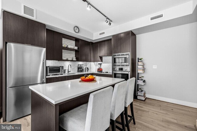 Building Photo - 1300 4th St SE