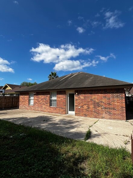Building Photo - 2813 Capri St