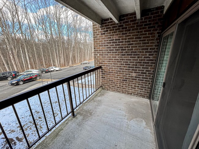 Building Photo - Sun-filled 2 Bed 1.5 Bath With Bonus Offic...